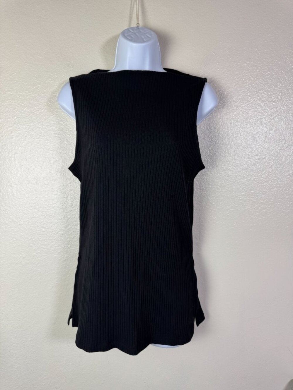 NWT Old Navy Black Ribbed Sleeveless Top Knit Size Medium Boat neck NEWT